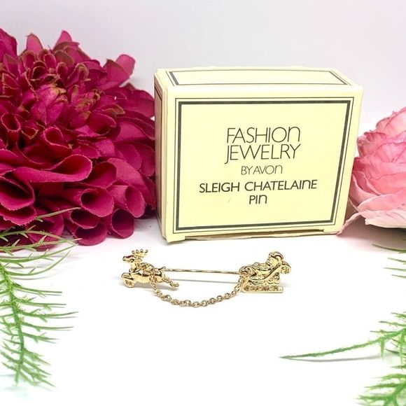 VINTAGE⚜️AVON Christmas Sleigh Chatelaine Pin - Picture 1 of 11